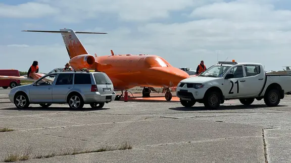 Die Aktivisten der Gruppierung "Letzte Generation" hatte bei einer Aktion am Sylter Flughafen ein Flugzeug mit Farbe besprüht. Schaden: mehr als eine Million Euro.