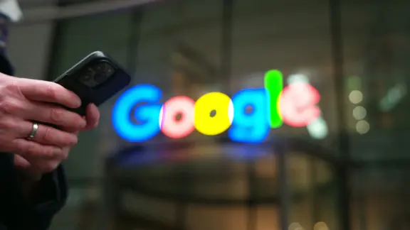 Ein Smartphone vor dem Google-Gebäude.