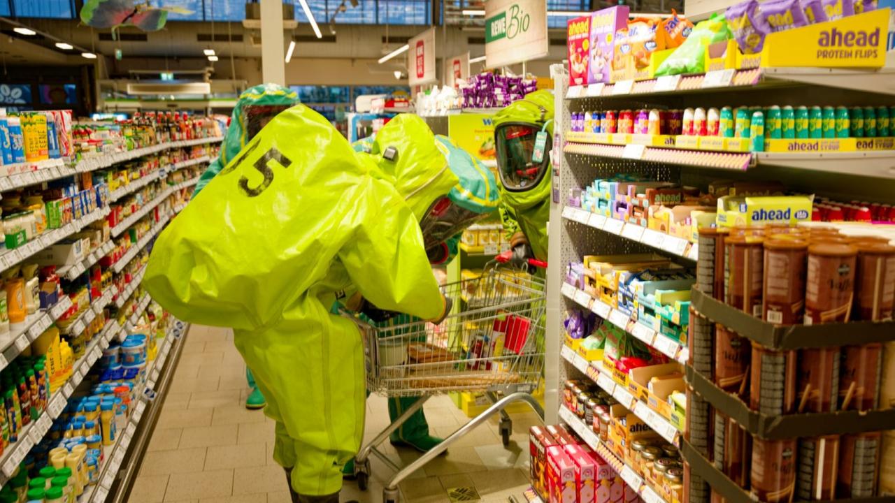 Die Die Gefahrgutgruppe der Stadtfeuerwehr Bleckede kauft im Supermarkt ein.