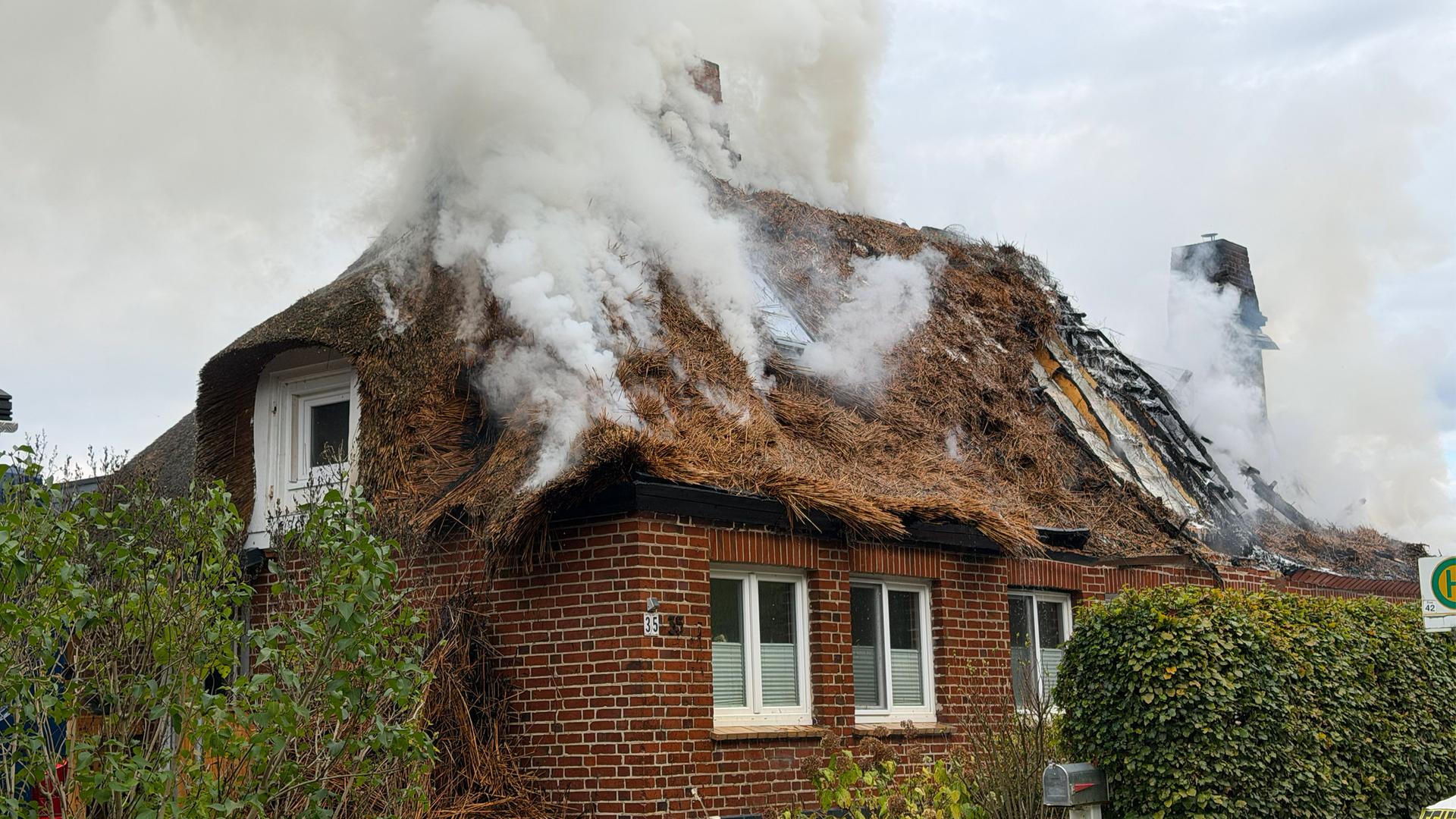 Ein Großfeuer in Rathjensdorf bei Plön. | Daniel Friederichs