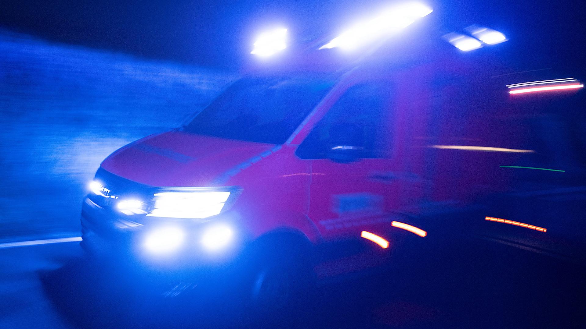 Ein Rettungswagen fährt bei Dunkelheit auf einer Landstraße mit eingeschaltetem Blaulicht. | NDR, Julius Matuschik