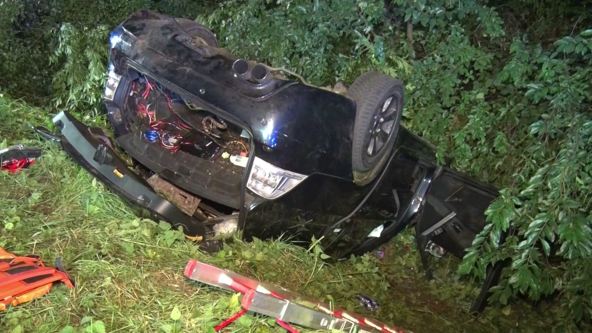 Ein Auto ist zwischen Surwold und Dörpen von der Straße abgekommen und hat sich überschlagen. Mehrere Personen wurden verletzt. | Nord-West-Media TV