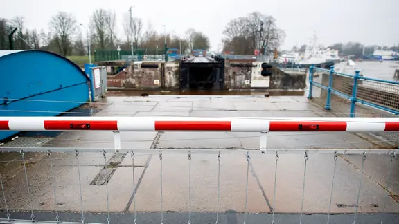 Eine Schranke ist vor dem Schleusentor der Schleusenkammer der Großen Seeschleuse im Hafen der Stadt Emden geschlossen.
