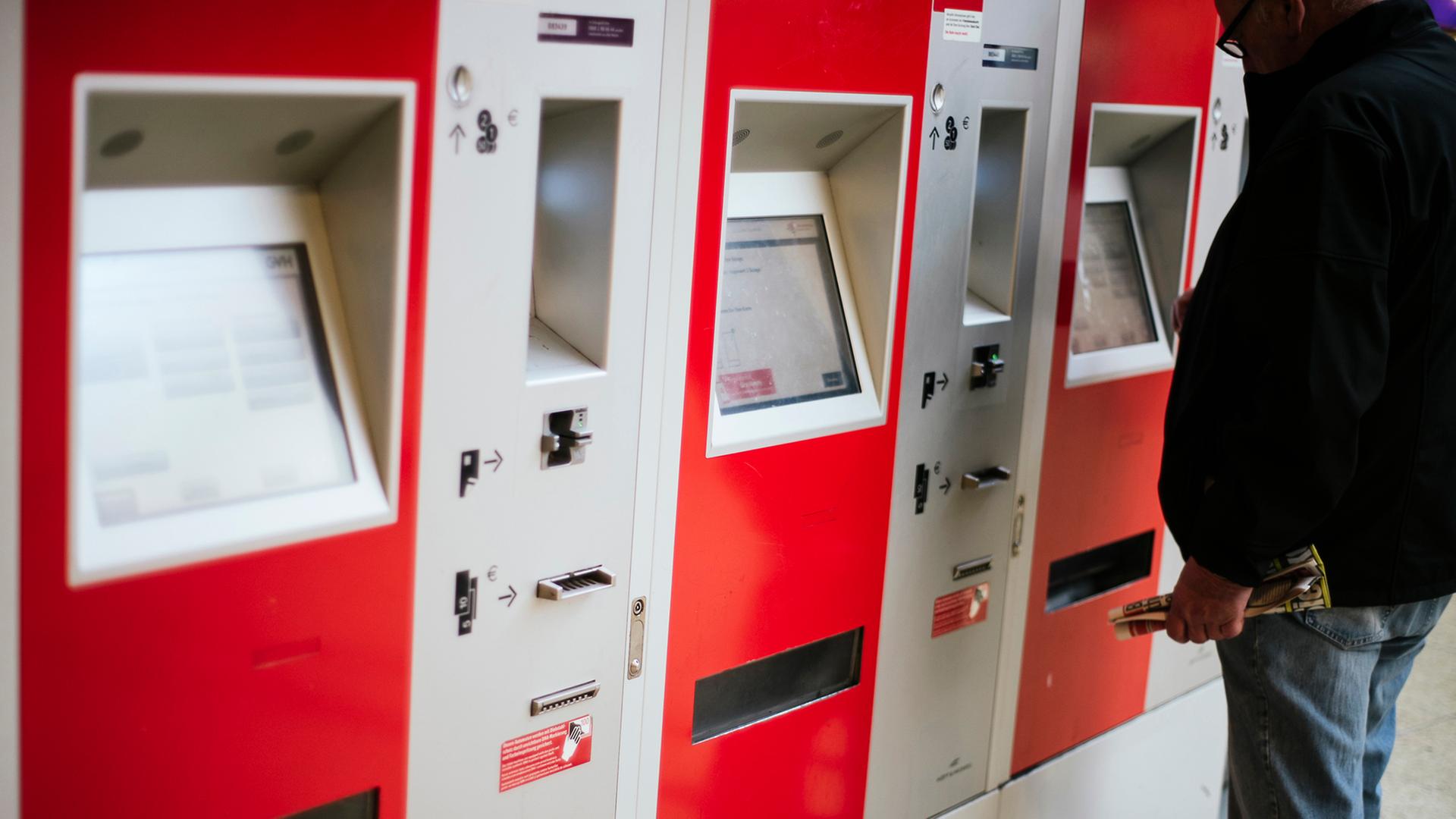 Eine Person bedient im Hauptbahnhof Hannover einen von drei Fahrkartenautomaten. | NDR, Julius Matuschik