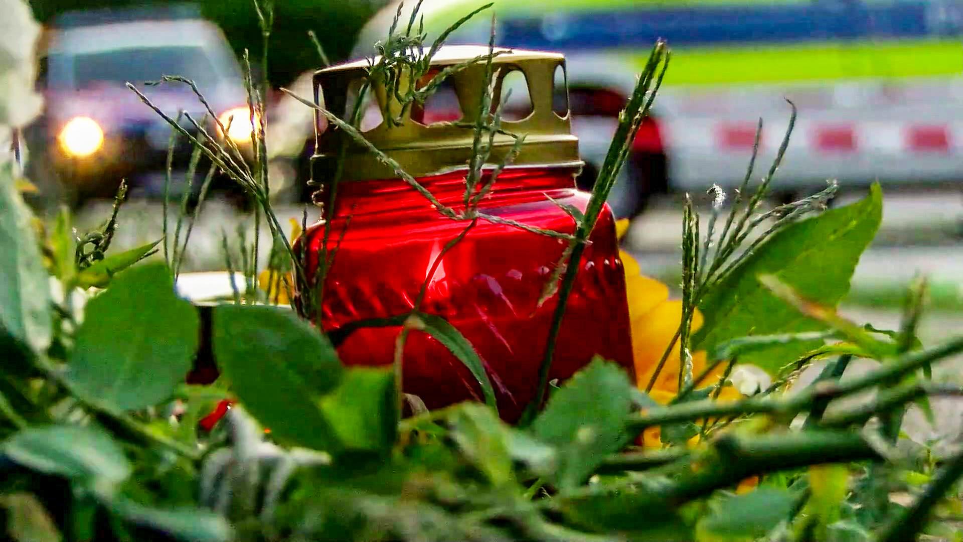 Blumen und ein Grablicht am Tatort in Stade | NonstopNews