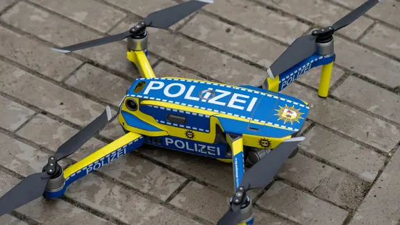 Eine Drohne in den Farben der Polizei