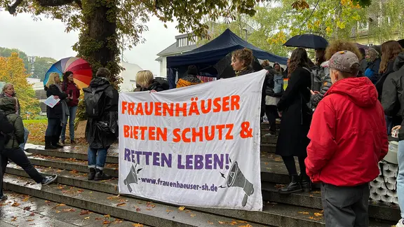 Kundgebung der Landesarbeitsgemeinschaft der Autonomen Frauenhäuser am Landeshaus in Kiel.