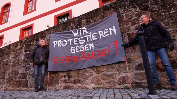 Bei einem früheren Prozess gegen den Geschäftsführer protestierten Tierschützer vor dem Landgericht Bad Iburg. Diesmal wollen sie erneut demonstrieren. | picture-alliance/dpa | Friso Gentsch, Friso Gentsch Tierschützer protestieren mit einem Transparent
