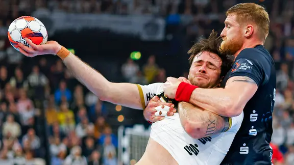 Kiels Veron Nacinovic (l) und Flensburgs Blaz Blagotinsek kämpfen um den Ball.