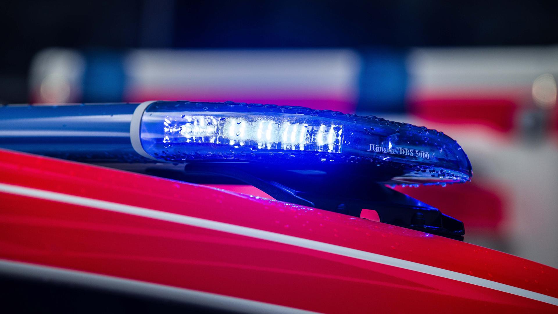 Auto gegen Baum geschleudert