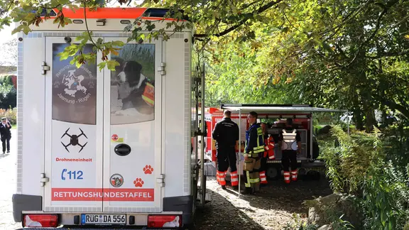 Das Fahrzeug der Rettungshundeeinheit befindet sich an einem Einsatzort. | Stefan Tretropp Das Fahrzeug der Rettungshundeeinheit befindet sich an einem Einsatzort.