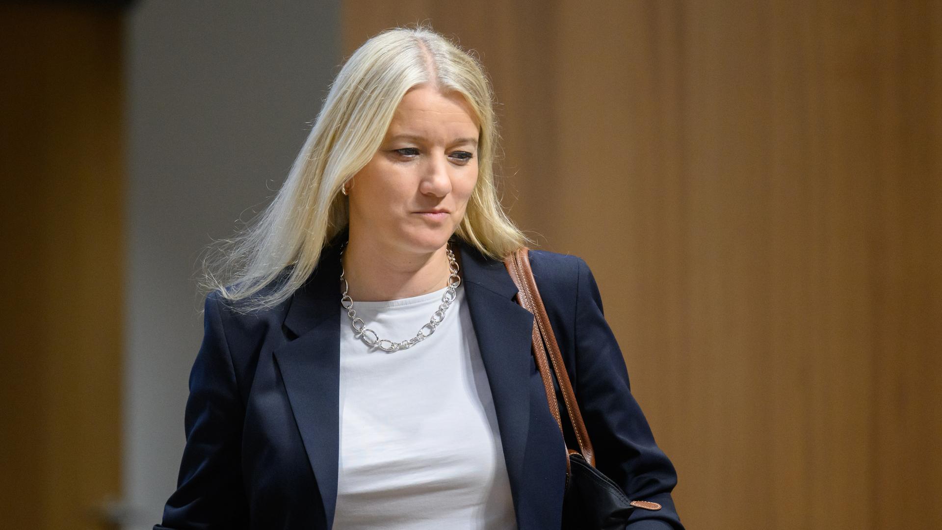 Landesjustizministerin Kathrin Wahlmann kommt in den Niedersächsischen Landtag. | picture alliance / dpa | Julian Stratenschulte