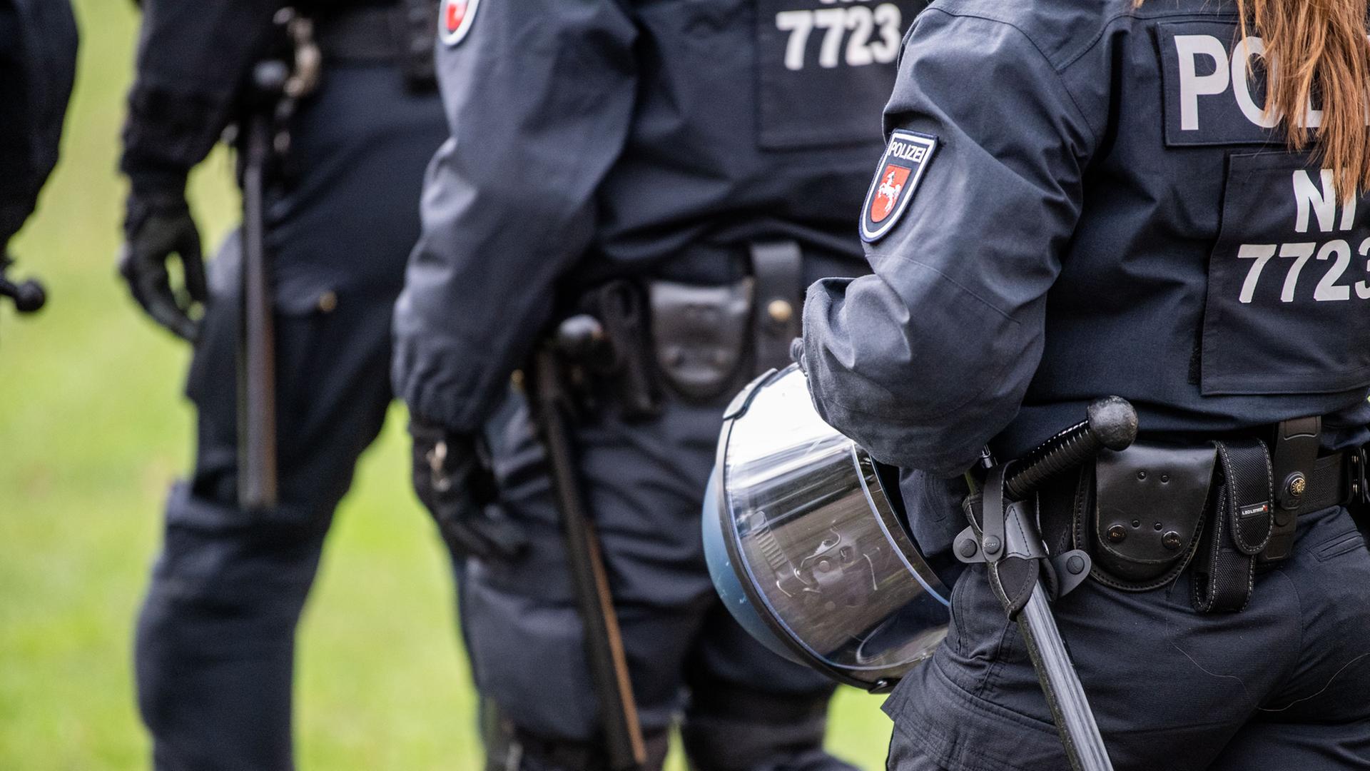 Polizistinnen und Polizisten bei einem Einsatz. | picture alliance/dpa, Lino Mirgeler