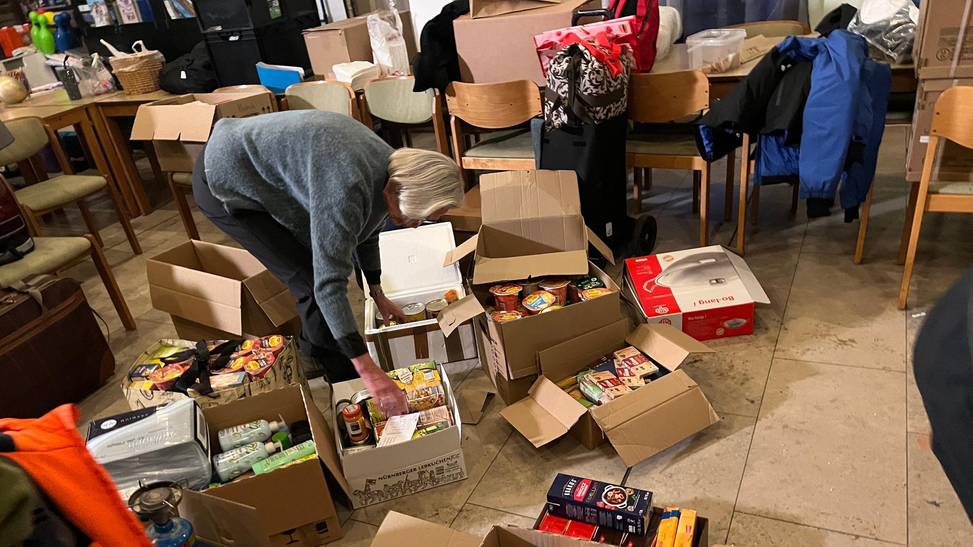 Ein Raum steht voller Kartons mit Lebensmittel-Spenden. | Larissa Maas, NDR