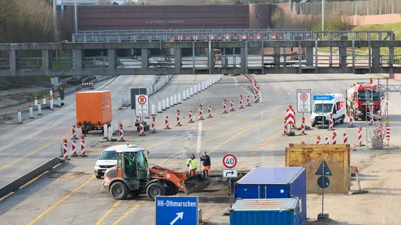 Blick auf die Baustelle am Elbtunnel in Othmarschen. | Georg Wendt/dpa, Georg Wendt Blick auf die Baustelle am Elbtunnel in Othmarschen.