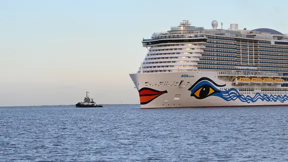 Der neugebaute Kreuzfahrtriese "Aidacosma" schwimmt vor Eemshaven in der Nordsee.
