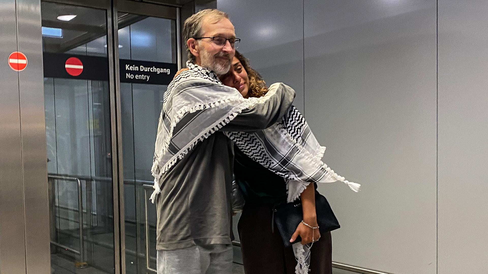 Die beiden Gaza-Aktivisten Uwe S. und Nesrin Z.bei ihrer Ankunft am Flughafen Hannover-Langenhagen. | NDR, Amelia Wischnewski