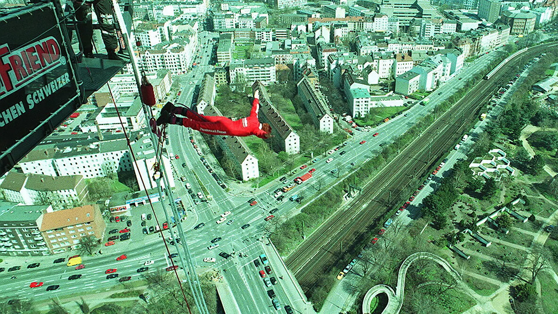Fearlessly into the depths: The trendy sport of bungee jumping thrills ...