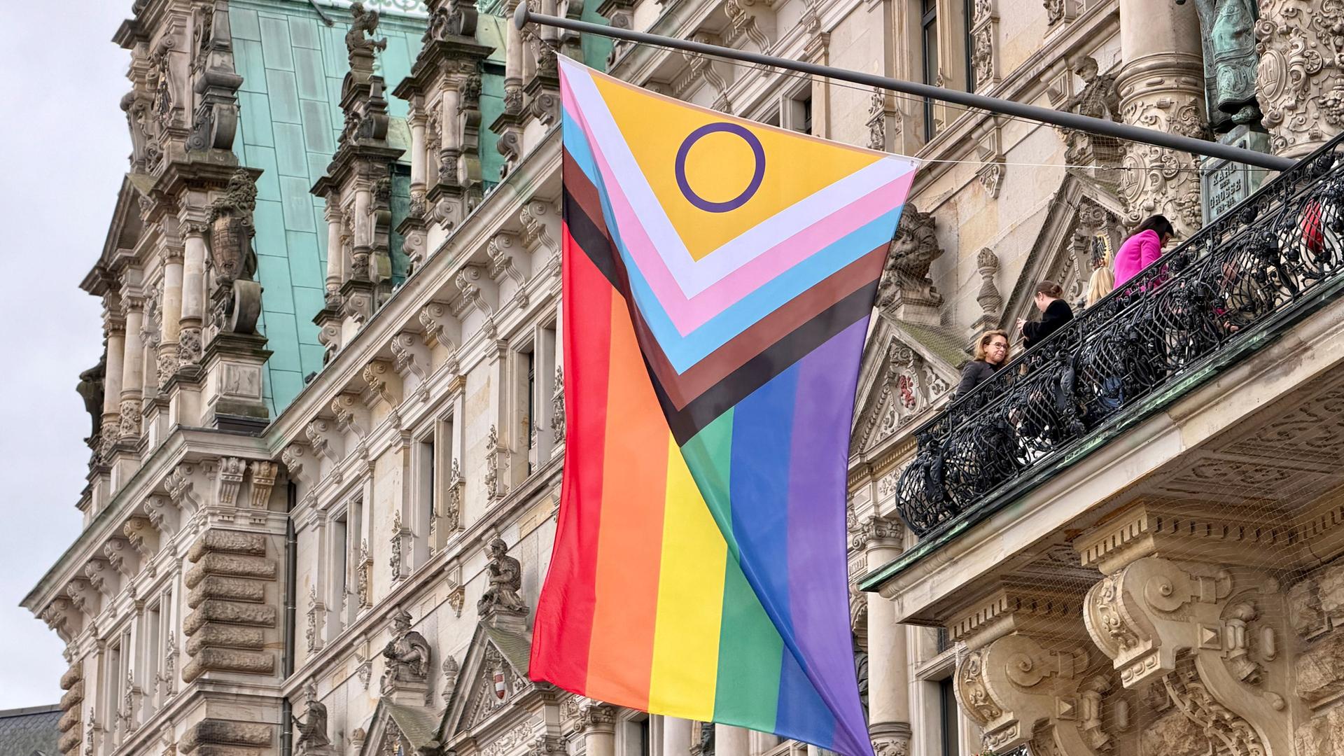 Pride Week in Hamburg: Flagge am Rathaus gehisst