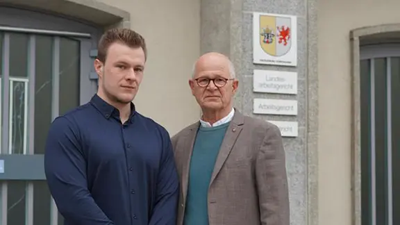Denis Mollenhauer und Andreas Frost vor dem Landgericht Rostock. | NDR/ Celine Schmock Denis Mollenhauer und Andreas Frost vor dem Landgericht Rostock.