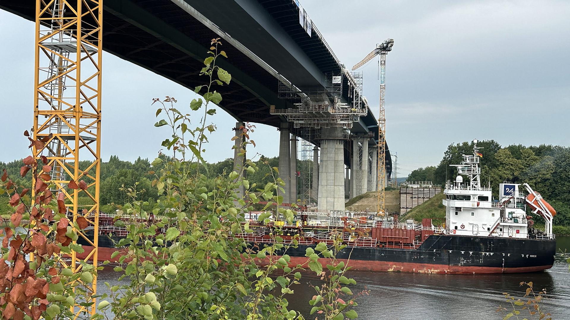 Neue Rader Hochbrücke: Mittelteil wird eingesetzt - Bauwerk fast komplett