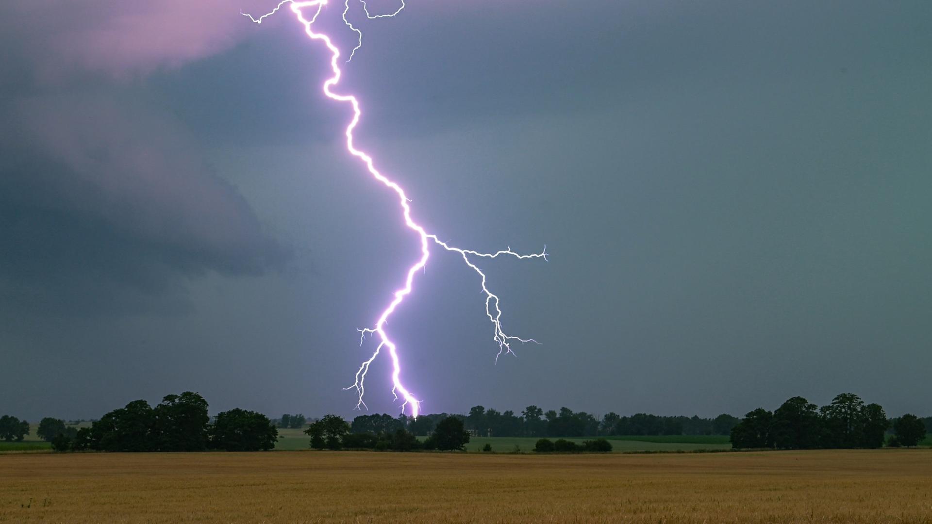 Norden unter Tiefdruckeinfluss: Gewitter und Hagel drohen