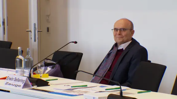 The former chairman of the MV Climate Foundation and ex-Prime Minister of Mecklenburg-Western Pomerania, Erwin Sellering, is being questioned as a witness by the Parliamentary Committee of Inquiry in the state parliament in Schwerin.
