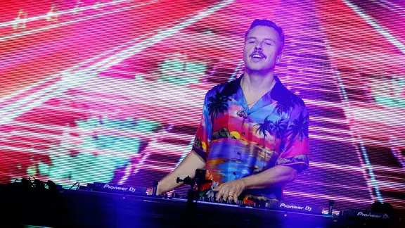 Purple Disco Machine bei einem Konzert auf der Bühne