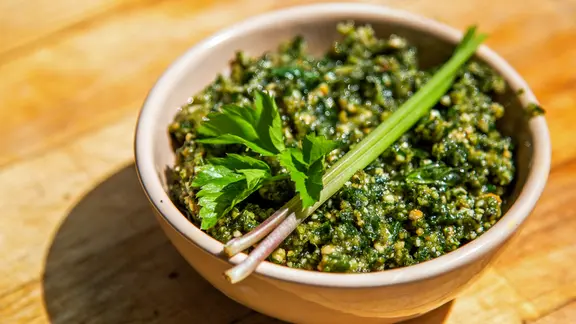 Giersch-Pesto in einer Schale
