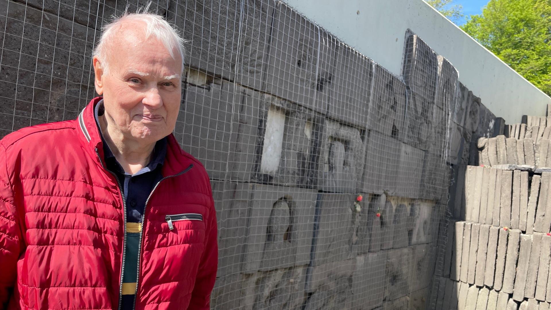 Karl-Heinz Siemer steht vor den Asphaltplatten im Mahnmal in Ahlem. | NDR, Philipp Schaper