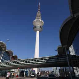 Der Hamburger Fernsehturm ist hinter dem Messegelände zu sehen.