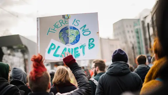 Bei einer Demonstration in Hannover von "Fridays for Future" halten Demonstrierende ein Protestplakat mit der Aufschrift "There is no Planet B" in die Luft.
