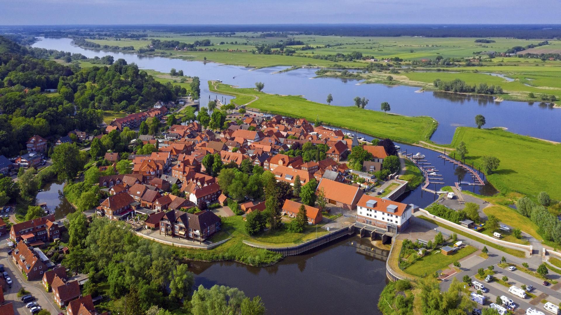Luftaufnahme der Altstadt von Hitzacker an der Elbe im Sommer im Landkreis Lüchow Dannenberg. | picture alliance / imageBROKER, alimdi / Arterra / Sven-Erik Arn