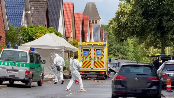 Vor einem Wohnhaus ist die Spurensicherung im Einsatz.