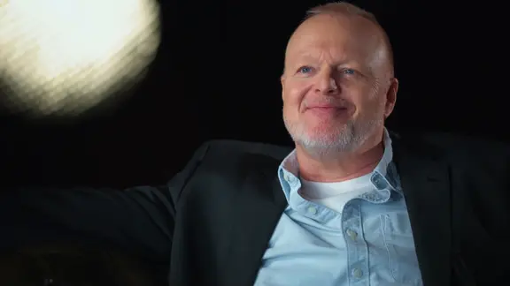 Stefan Raab blickt in der Doku "Stefan Raab und der ESC: Chefsache Abor & Tynna" auf seine persönlichen ESC-Highlights zurück.