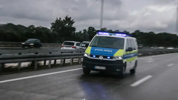 Ein Bulli der Autobahnpolizei fährt über die Autobahn.