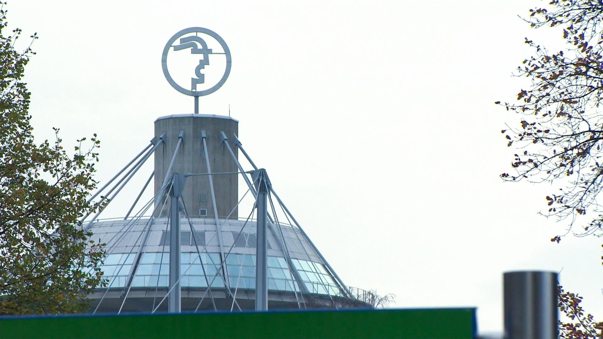 Das Logo der Deutschen Messe auf einem Messegebäude. | NDR