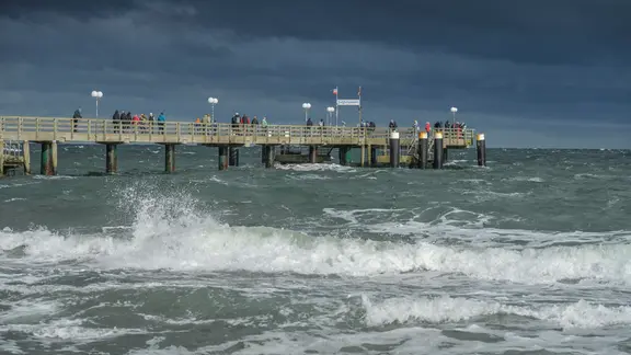 Auf der Ostsee vor Kühlungsborn werden Wellen durch den Wind aufgepeitscht. (Themenbild)