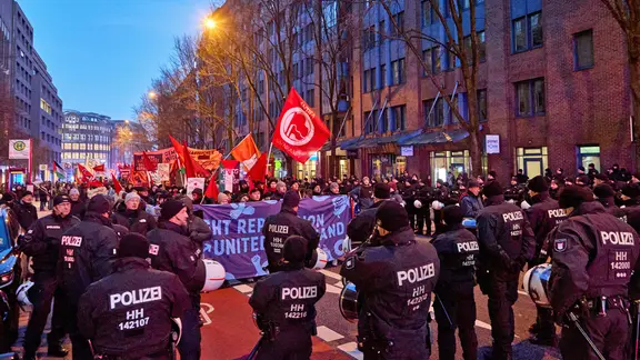 Eine Demonstration linker Gruppen in der Hamburger Innenstadt.