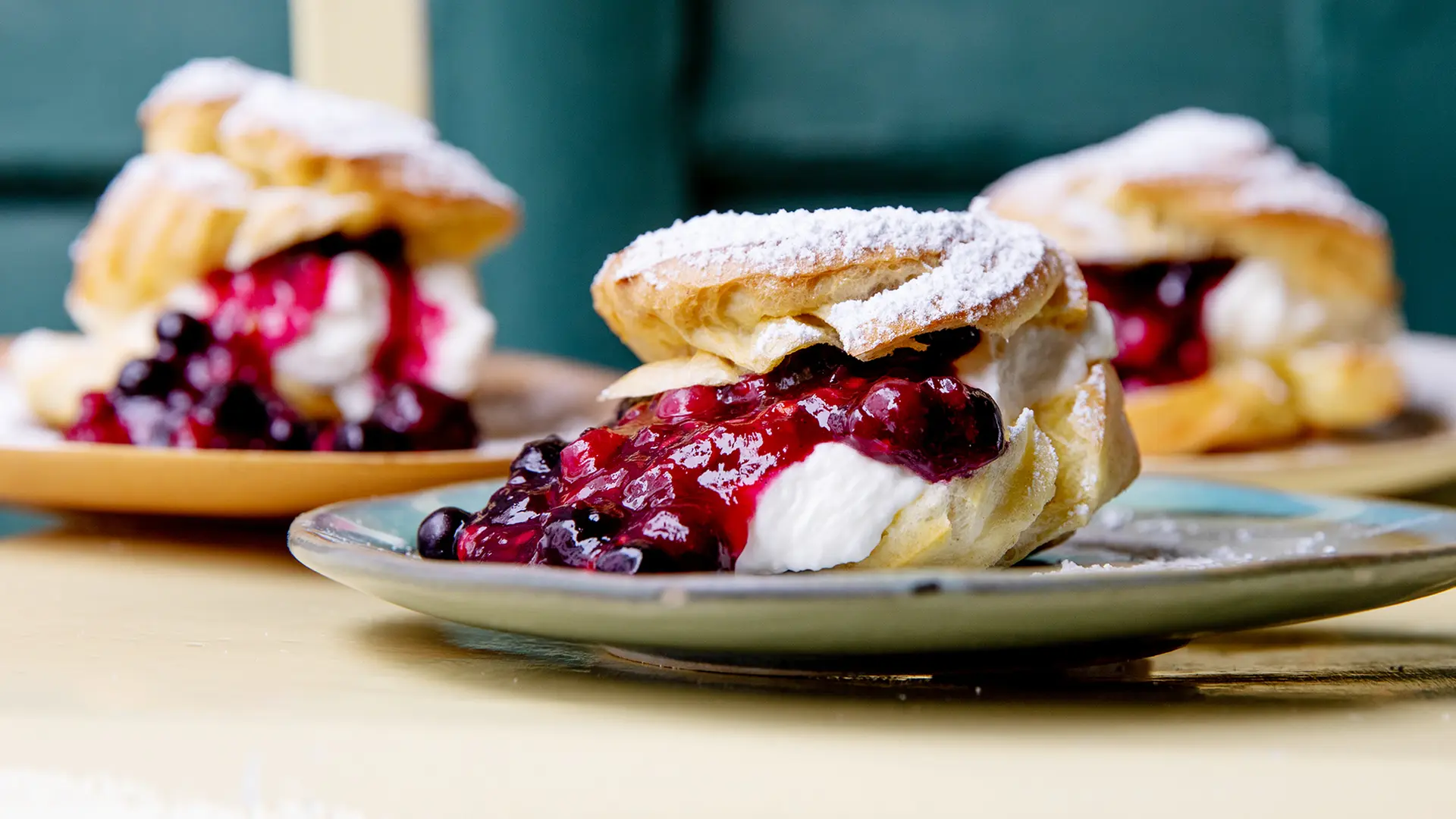 Windbeutel mit Roter Grütze und Sahne | ndr.de