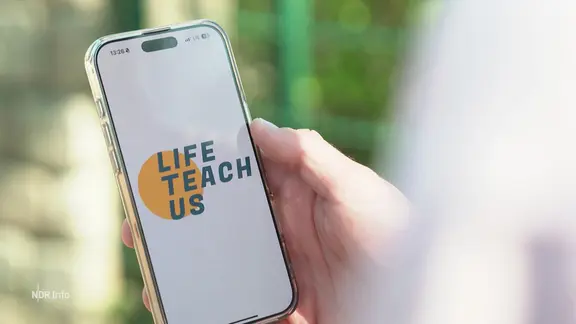 Die App "Life Teach Us" ist auf einem Smartphone geöffnet.