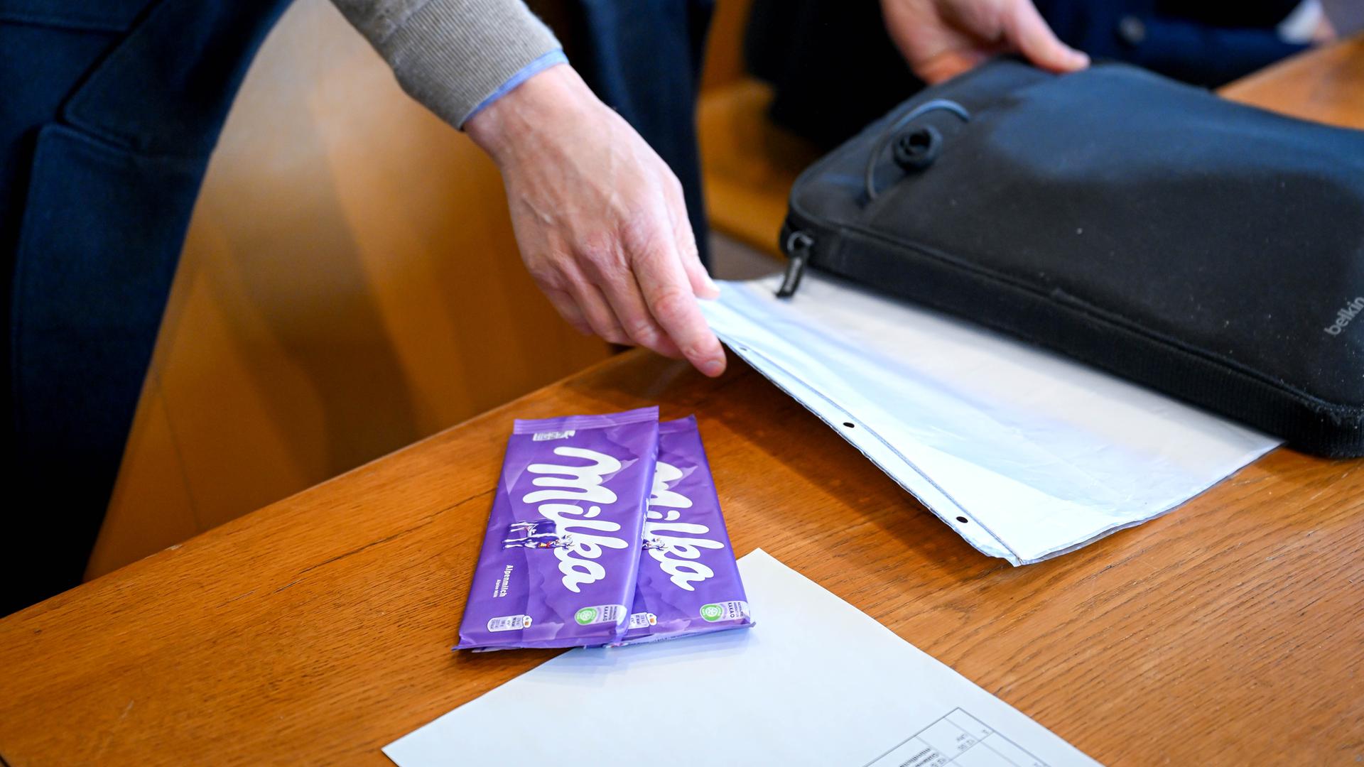 Milka-Schokolade im Gerichtssaal. Ein Lebensmittel-Experte der Verbraucherzentrale hat zwei Tafeln mit zum Prozess am Landgericht Bremen mitgebracht. | picture alliance/dpa | Sina Schuldt