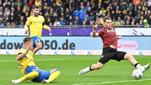 Benjamin K&Atilde;&curren;llman von Hannover 96 mit dem Ball (r.)