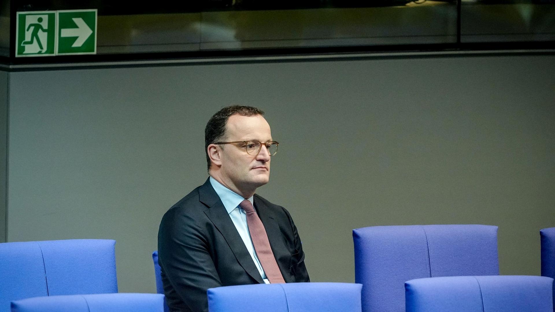 Jens Spahn sitzt im Bundestag. | dpa-Bildfunk, Kay Nietfeld