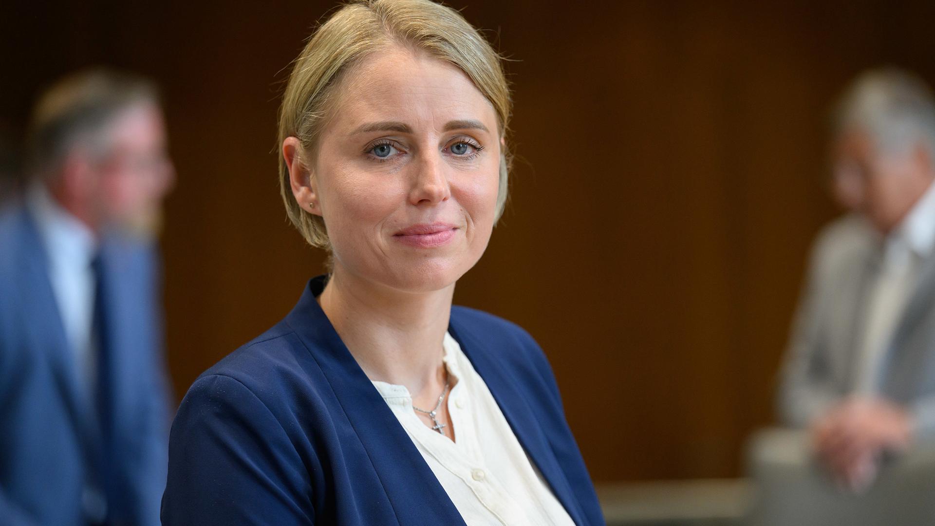 Vanessa Behrendt (AfD) steht im Niedersächsischen Landtag. | dpa, Julian Stratenschulte