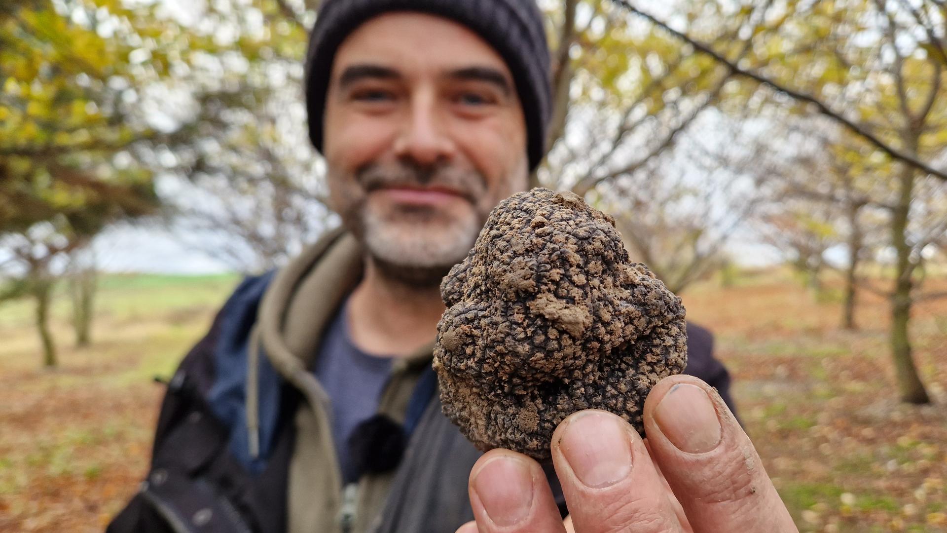 Trüffelbauer Tassilo Pöter hält einen Trüffel in die Kamera | Josephine Lütke