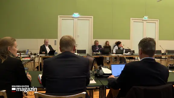 Politiker des Innen- und Rechtsausschuss bei einer Sitzung