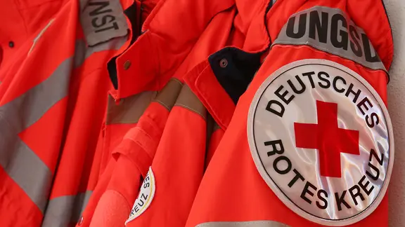 Jacken von Helfern des Deutschen Roten Kreuz, DRK