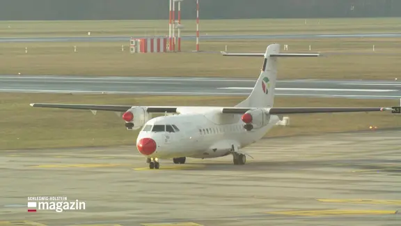 Ein Flugzeug auf einer Landebahn.