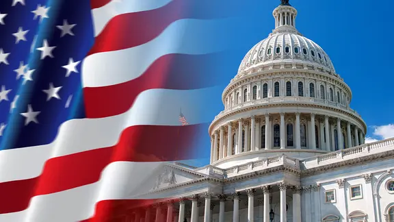 Die USA-Flagge weht vor dem Kapitol in Washington (Bildmontage).